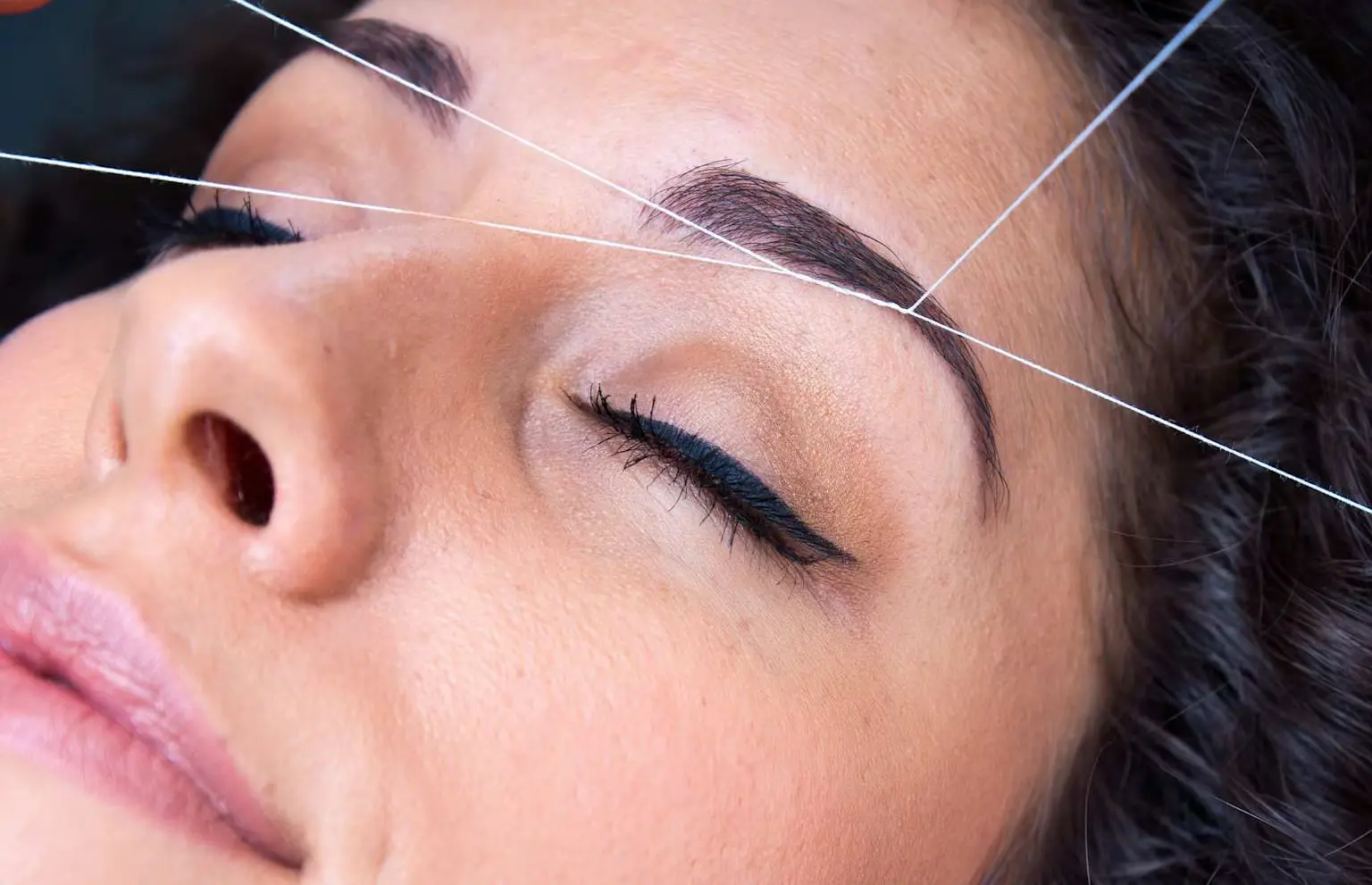 Threading – depilacja nitką brwi